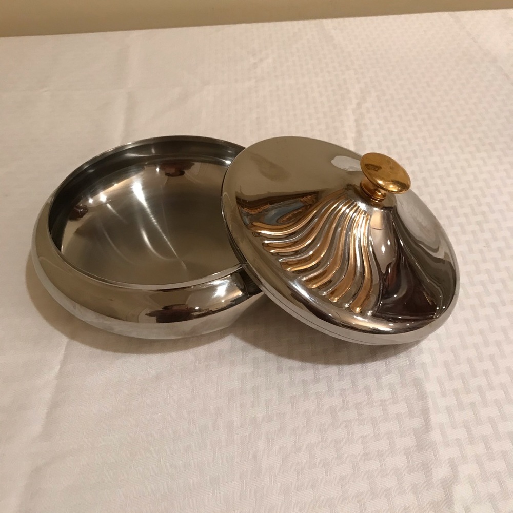 A stainless steel soup bowl with the cover.